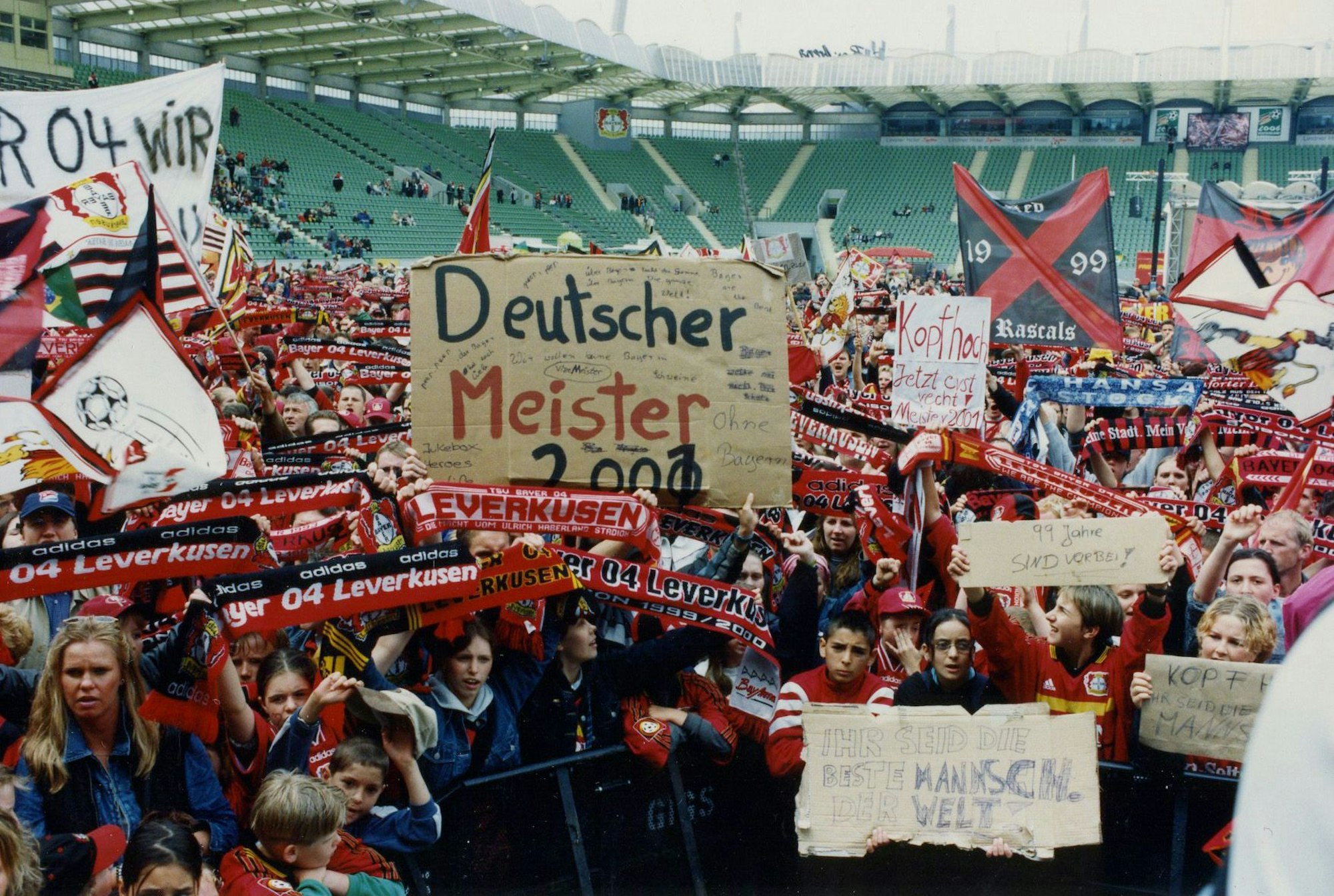 Letztes Spielwochenende, Bayer 04 verliert gegen Unterhaching, Vize-Meisterfeieram Sonntag im Stadion. Foto: Holger Schmitt