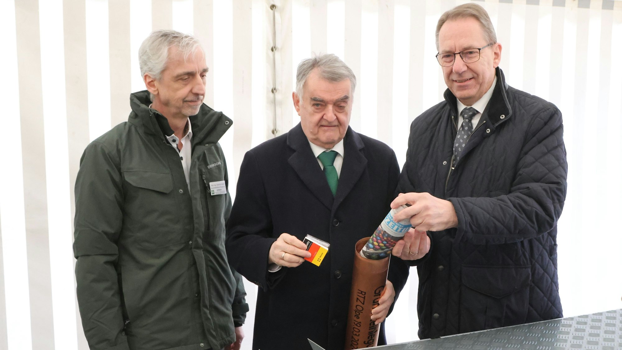 Oberbergs Landrat Jochen Hagt (r.), NRW-Innenminister Herbert Reul (M.) und Projektmanager Joachim Heda (l.) mit der Zeitkapsel.