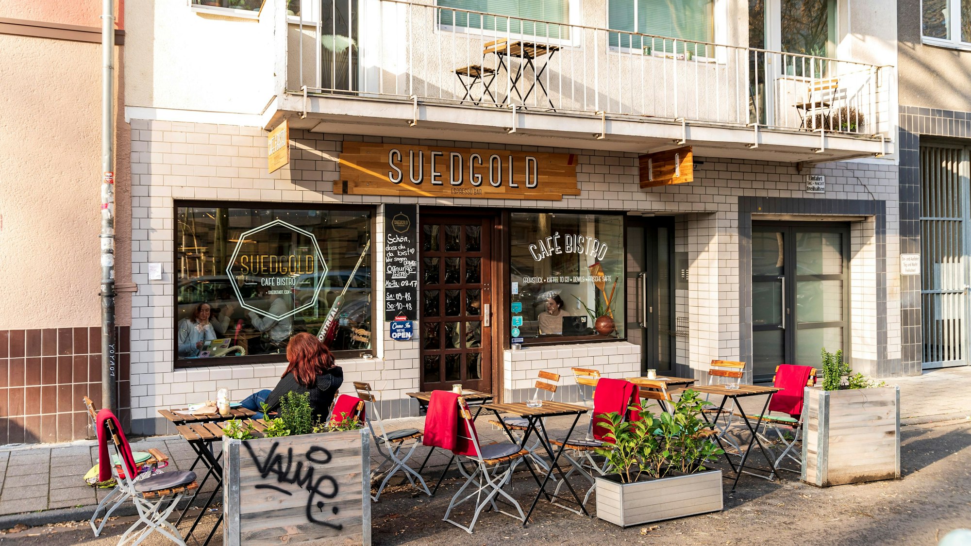 Tische auf der Straße: Das Cafe und Bistro Südgold auf der Trajanstraße.