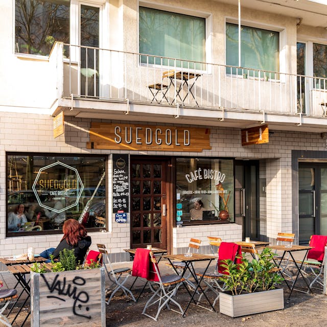 Tische auf der Straße: Das Cafe und Bistro Südgold auf der Trajanstraße.