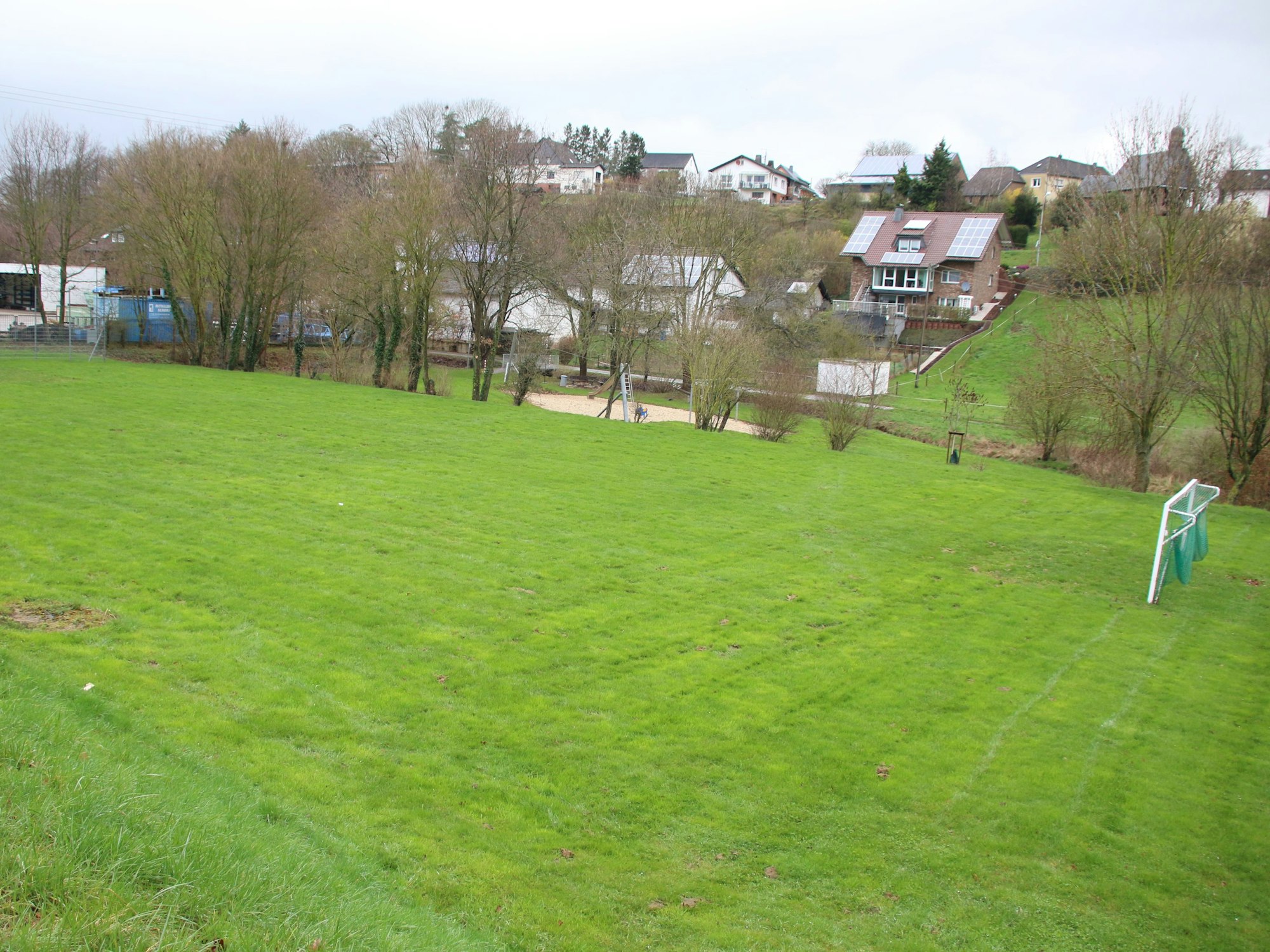 Das Bild zeigt den Fußballplatz in Bergbuir.