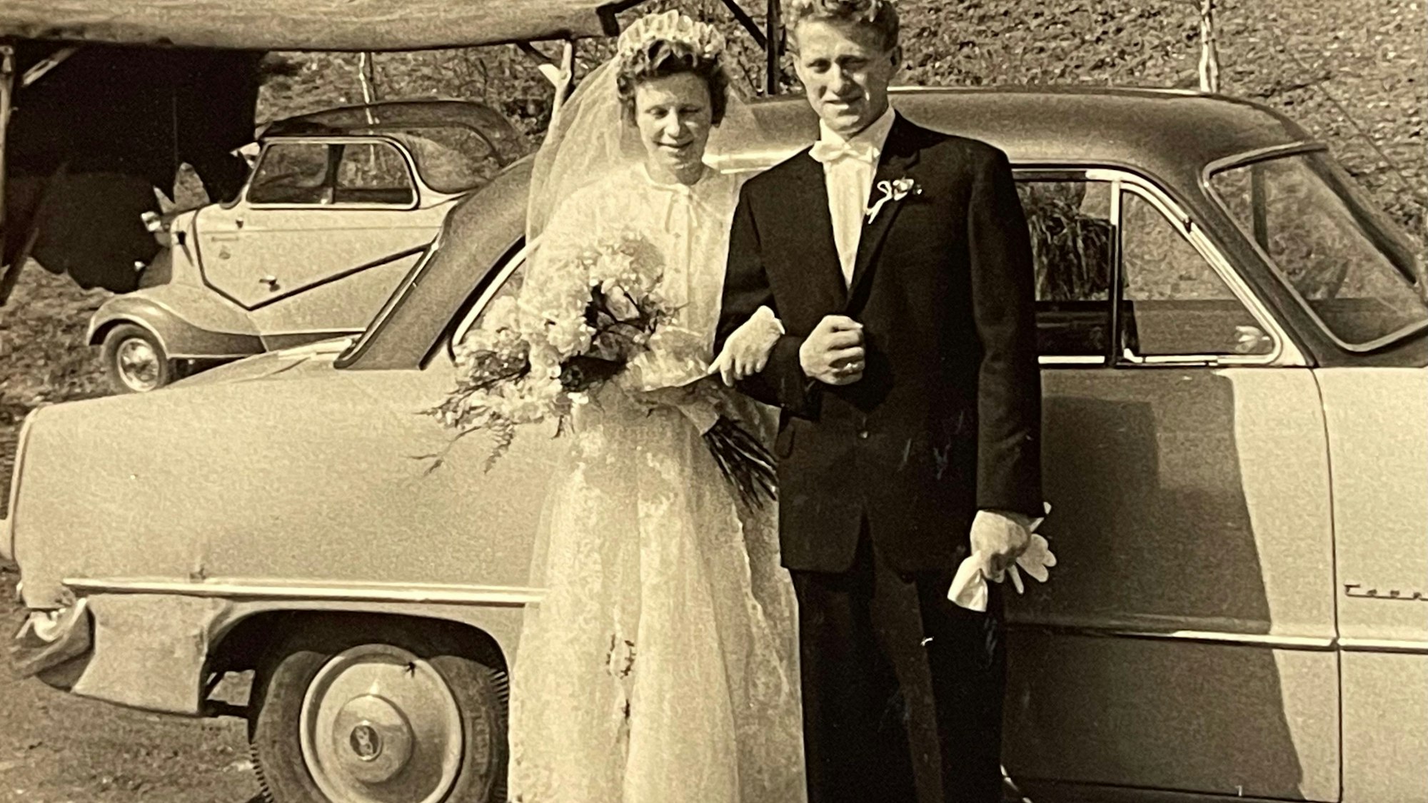 Standesamtlich wurden Irmgard und Walter Hannig am 20. März 1959 getraut, die kirchliche Hochzeit folgte neun Tage später. Heute feiern die Senioren aus Engelskirchen-Loope ihre Eiserne Hochzeit.