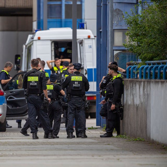 Die Polizei steht nach mehreren Notrufen im Juni 2023 vor einer Schule in Berlin Kreuzberg.