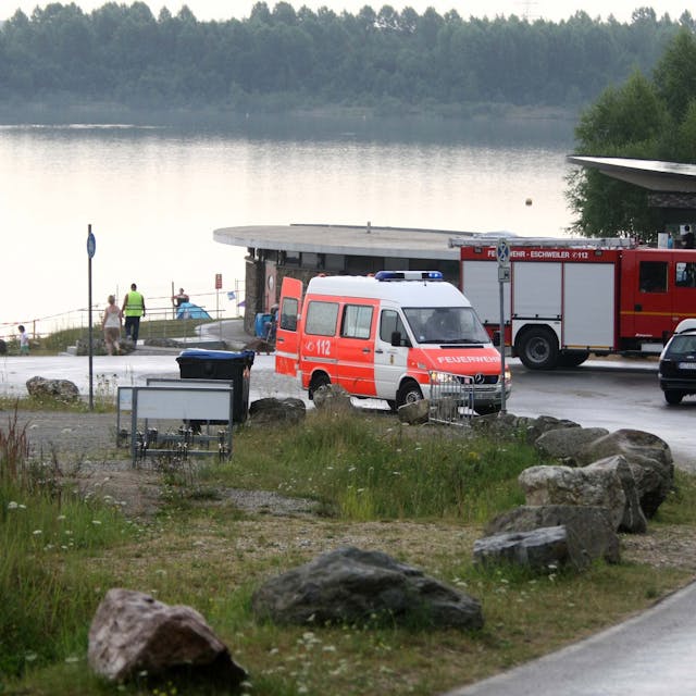 Polizei und Rettungsfahrzeuge am Blausteinsee im nordrhein-westfälischen Eschweiler. Kurz zuvor war eine Leiche aus dem Badesee gezogen worden. (Archivbild)