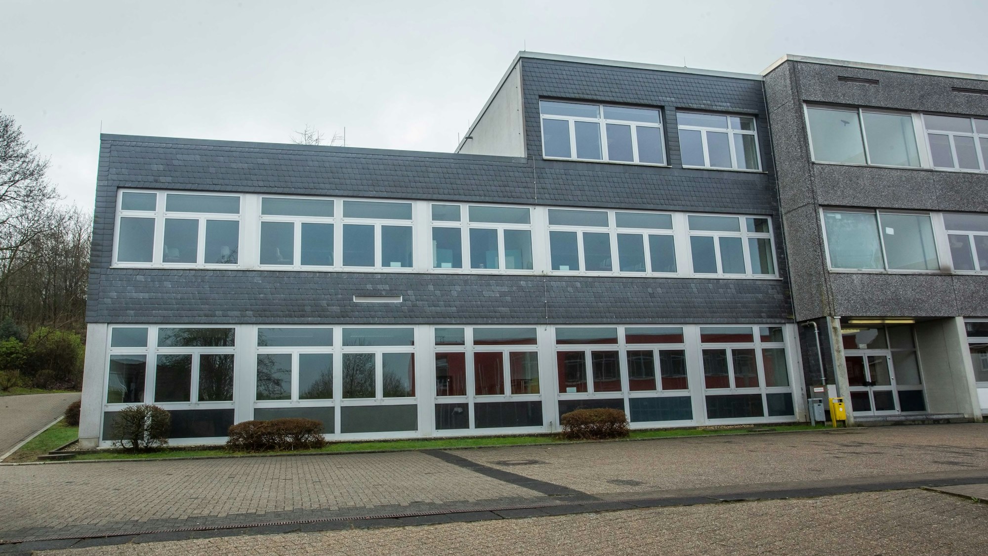 Das Foto zeigt den östlichen Flügel des EvB-Gymnasium Wipperfürth - das künftige Zuhause der Musikschule.