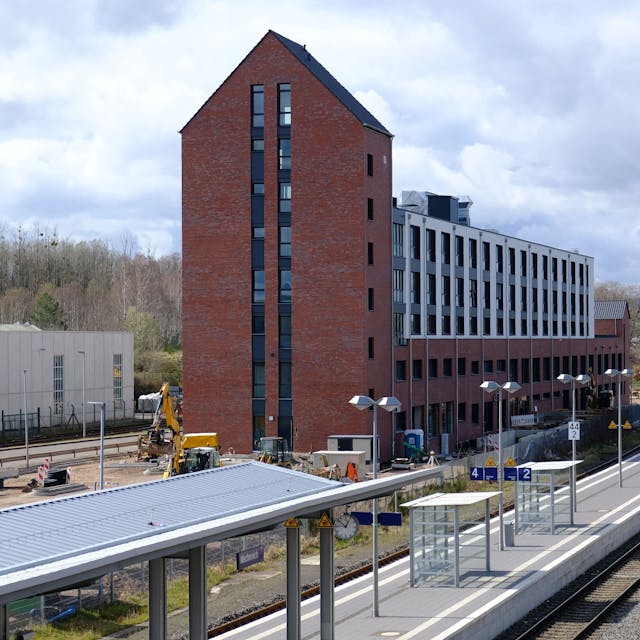 Das multifunktionale Gebäude am Mechernicher Bahnhof. Der ehemalige RWZ-Siloturm wurde in den Bau integriert.