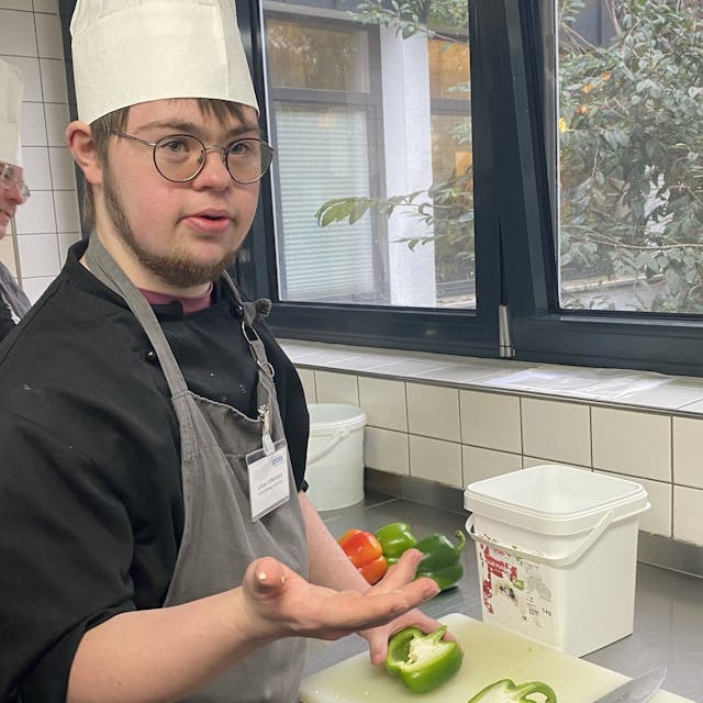 Lucas Löffelmann macht eine Ausbildung zum Beikoch in der Küche der Jugendherberge Riehl