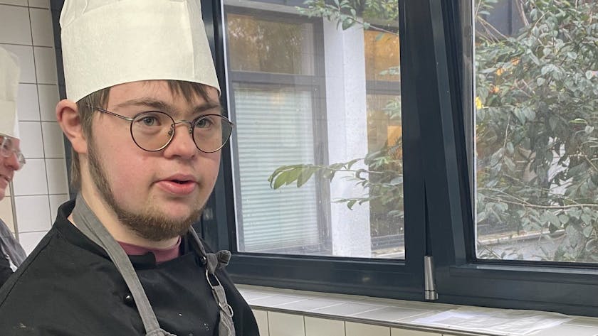 Lucas Löffelmann macht eine Ausbildung zum Beikoch in der Küche der Jugendherberge Riehl