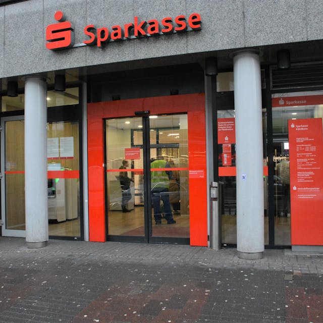 Der Eingang der Sparkassenfiliale an der Kalker Hauptstraße.