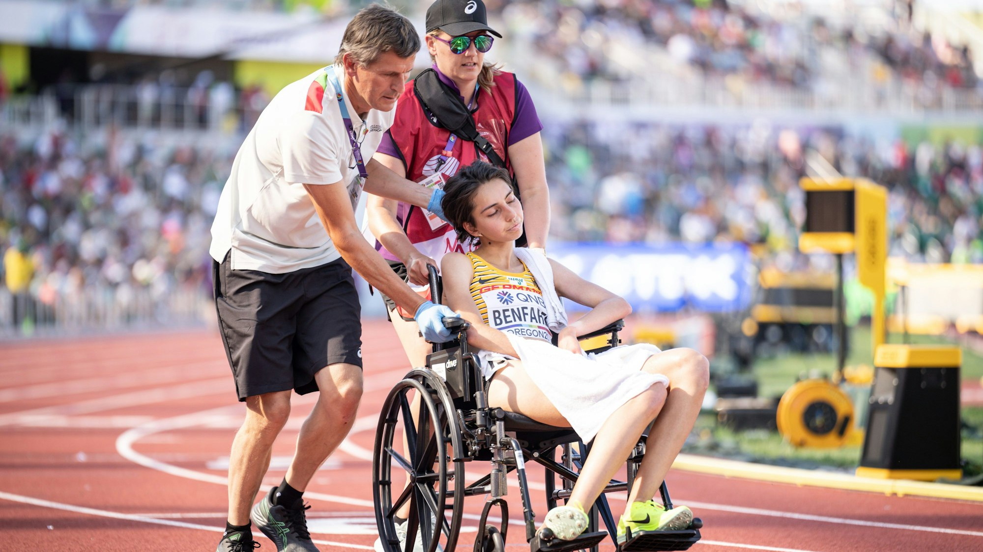 Sara Benfares wird nach einem Zusammenbruch beim WM-Vorlauf im Rollstuhl aus dem Stadion gebracht.
