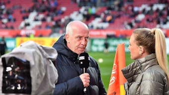 Sport 1-Experte Mario Basler am Mikrofon.