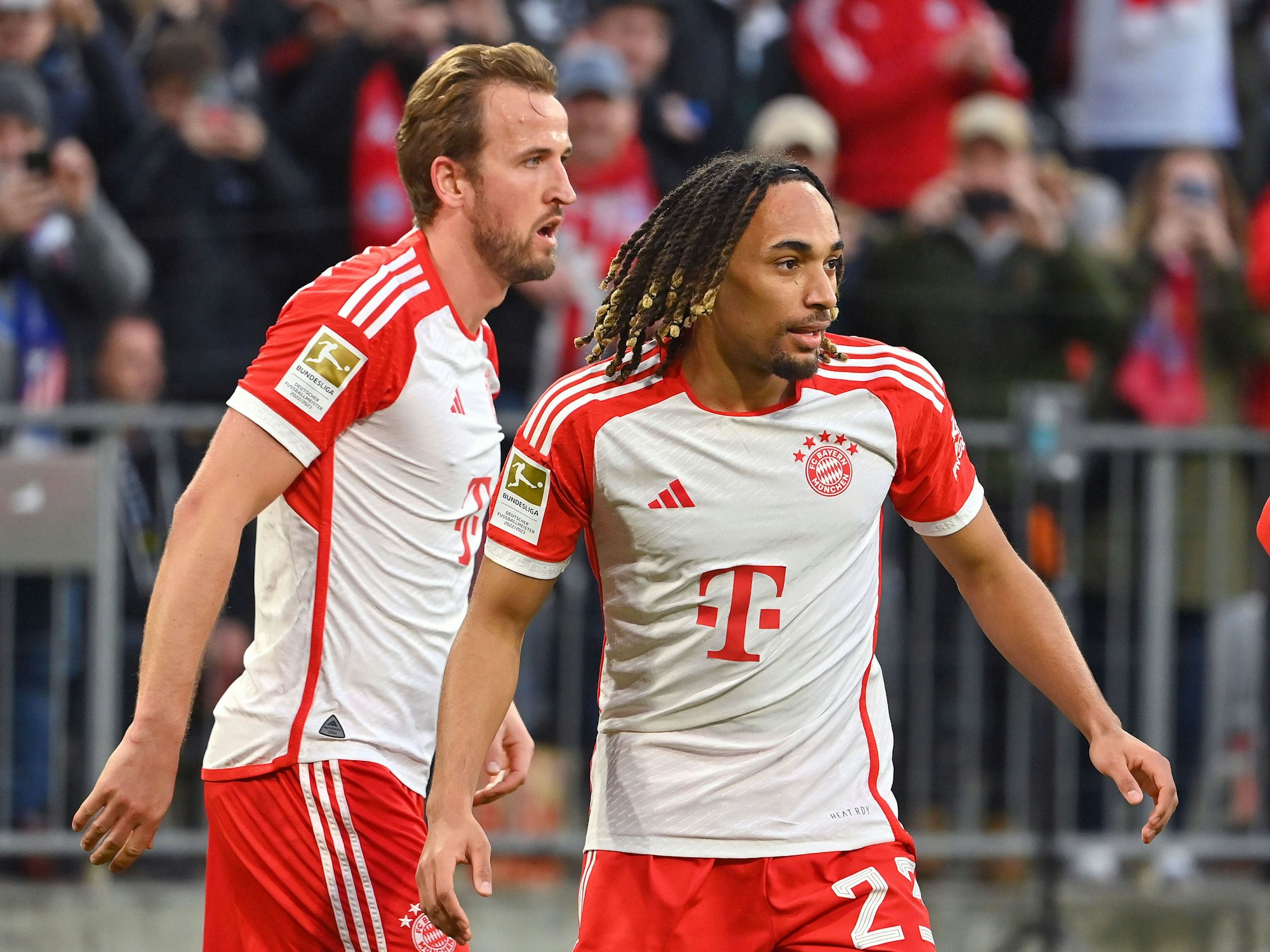 Sacha Boey (rechts) neben seinem Teamkollegen bei den Bayern Harry Kane.