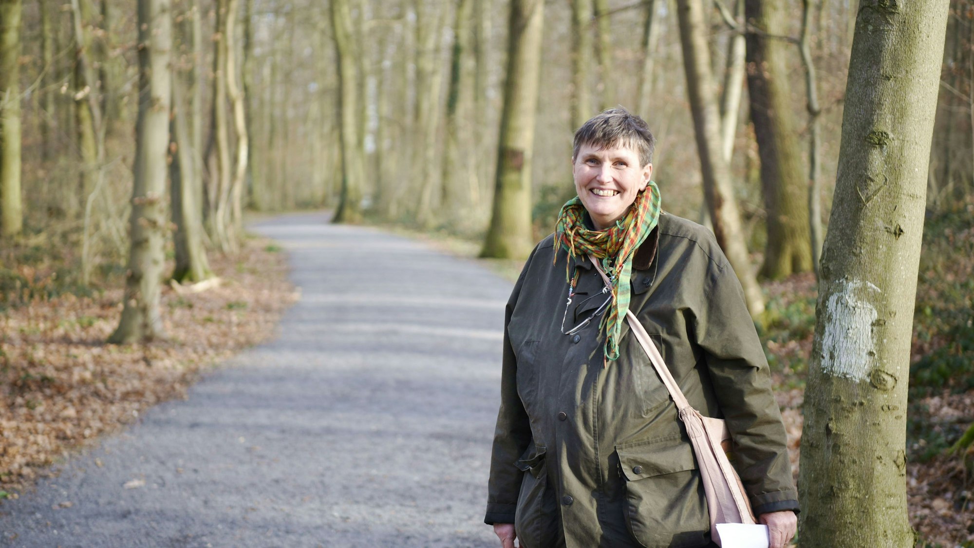 Ellen Wortmann steht auf einem Weg im Euskirchener Stadtwald.