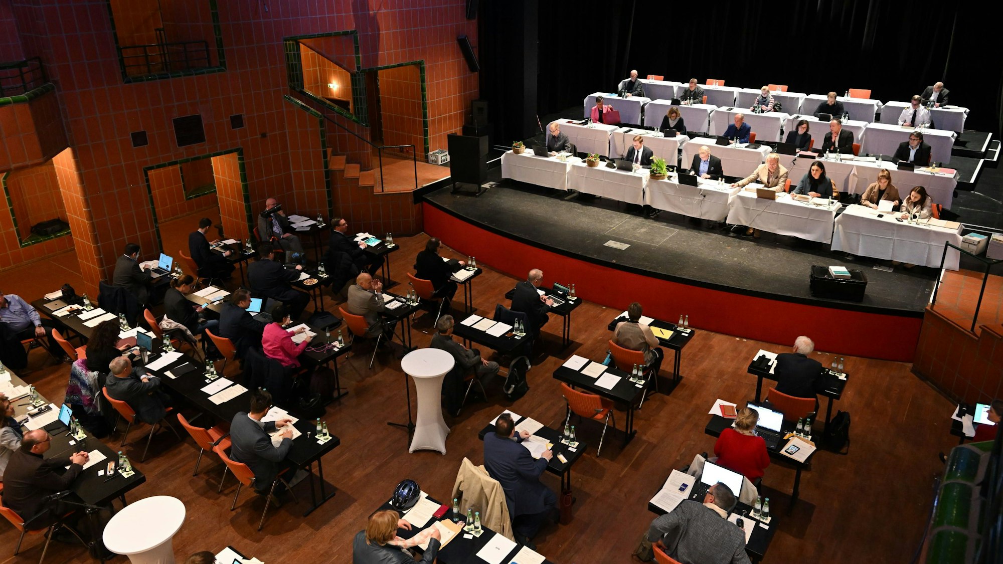 Das Foto zeigt die Sitzung des Gladbacher Stadtrats im Bürgerhaus Bergischer Löwe am Dienstag, 19. März