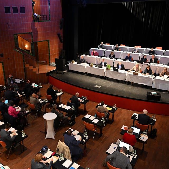 Das Foto zeigt die Sitzung des Gladbacher Stadtrats im Bürgerhaus Bergischer Löwe am Dienstag, 19. März