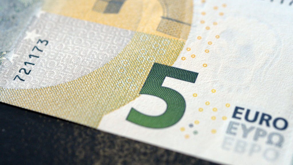 Ein neuer Fünf-Euro-Schein liegt auf einem Tisch.