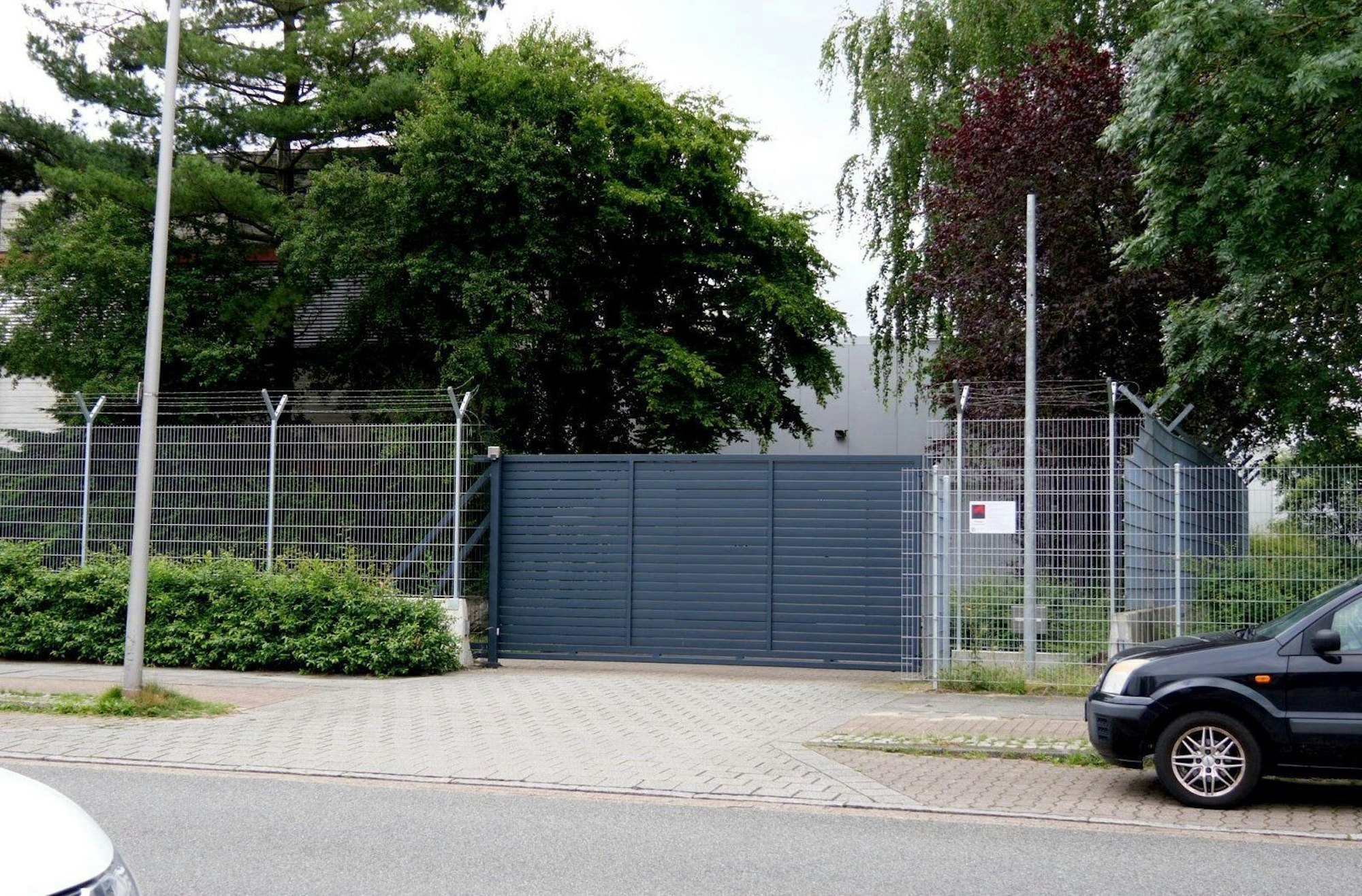 Juli 2021: Das Tor einer Bremen Firma für Geldtransporte ist geschlossen. Aus dieser Firma soll eine Angestellte insgesamt 8,2 Millionen Euro geschleust haben. (Archivbild)