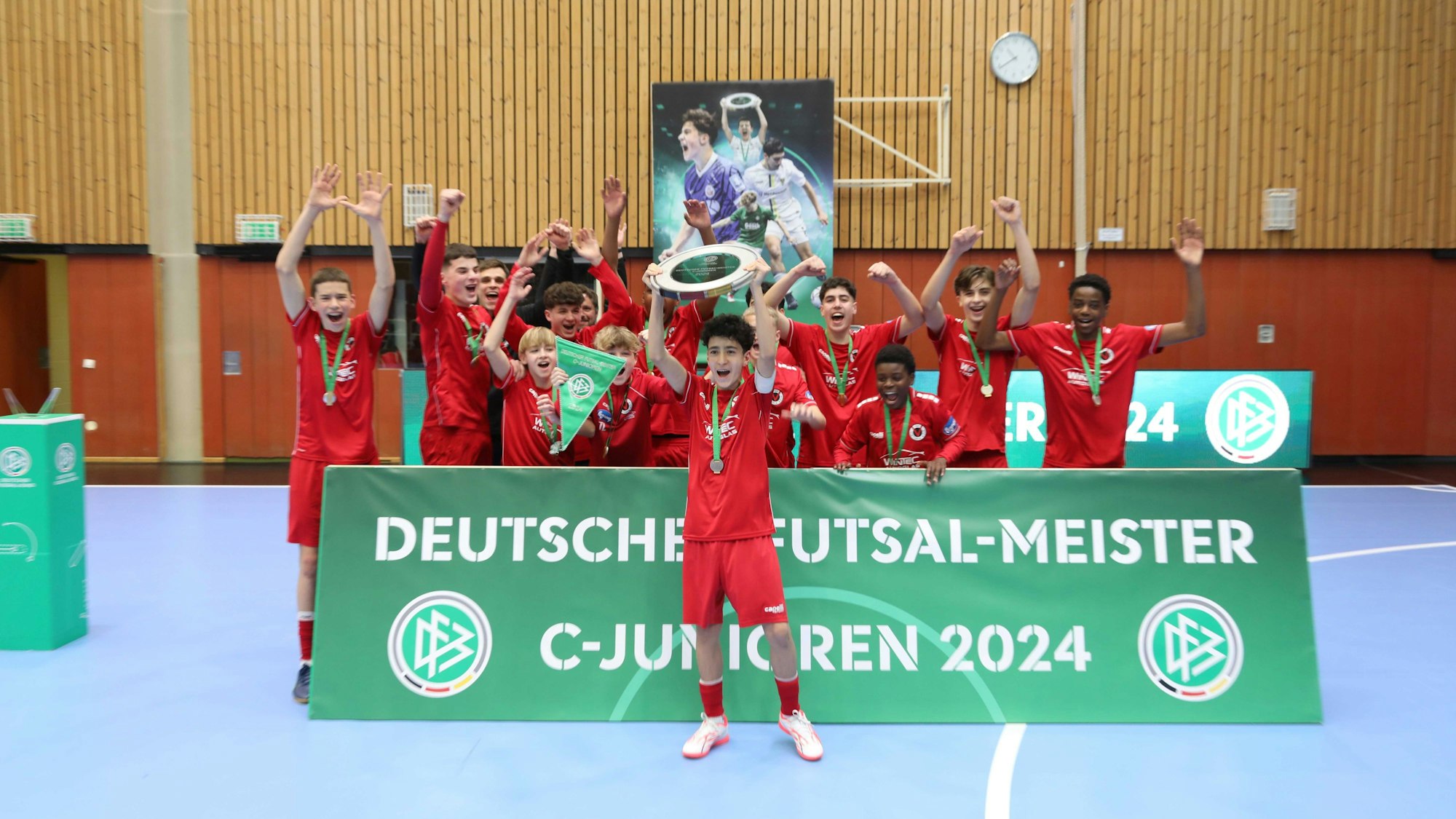 Viktoria Kölns U15 feiert die Deutsche Futsal-Meisterschaft.