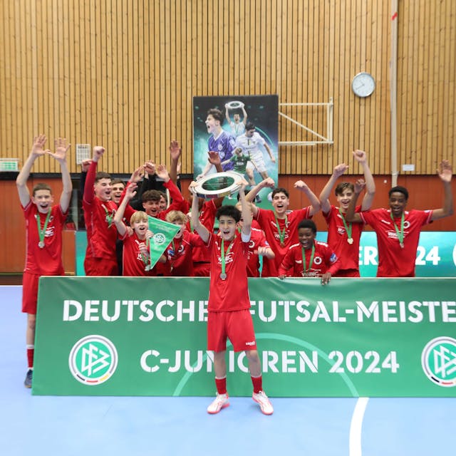 Viktoria Kölns U15 feiert die Deutsche Futsal-Meisterschaft.