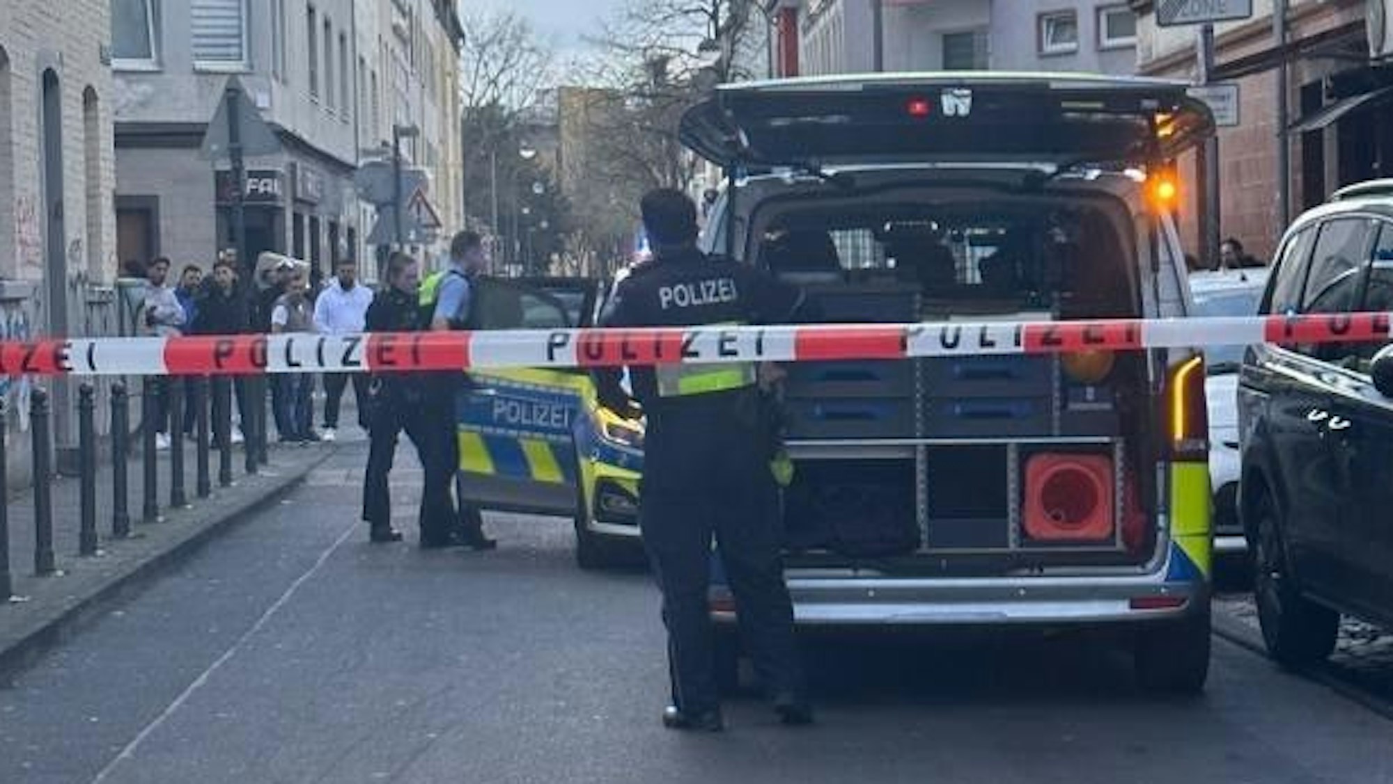 Die Polizei hat am Montag (18. März) während des Einsatzes an der Holweider Straße die Fahrbahn gesperrt.