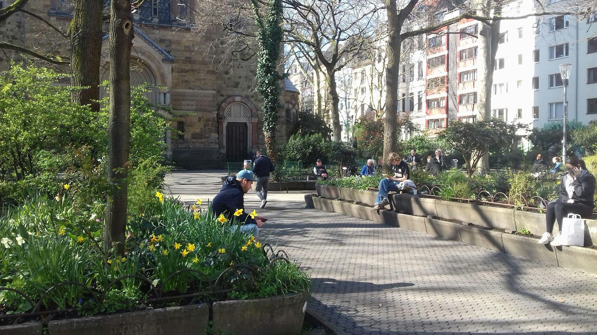 Die Bürgerinitiative pflegt die Beete und Grünflächen rund um die Kirche St. Michael in Köln bereits seit 2003.