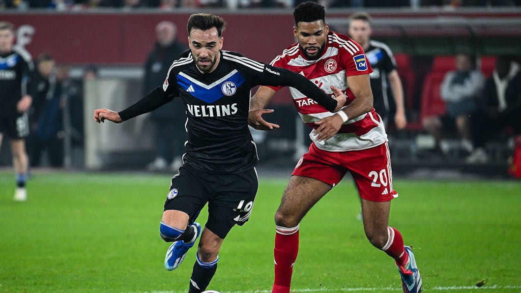 Schalkes Kenan Karaman und Fortuna Düsseldorfs Jamil Siebert kämpfen um den Ball.