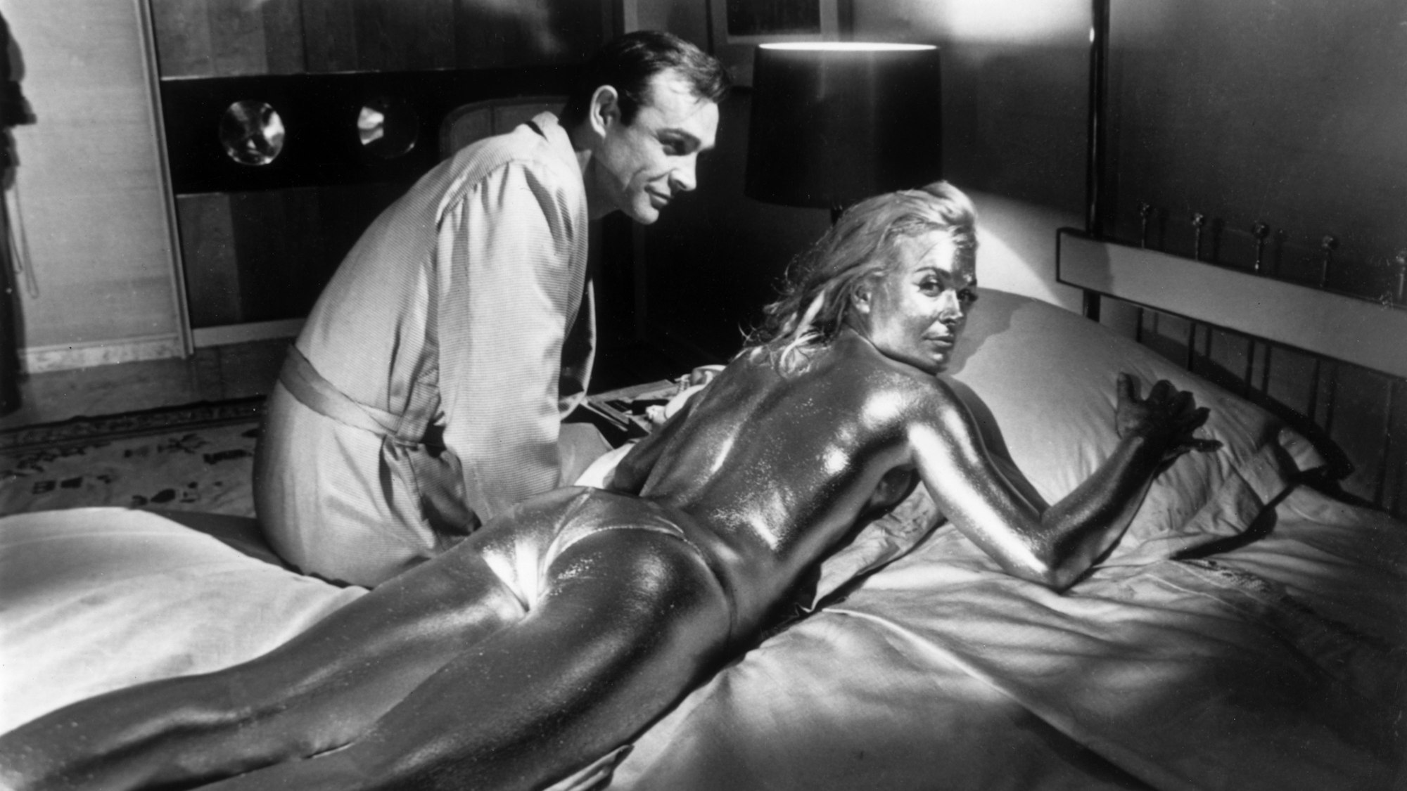 Sean Connery neben dem legendären Bond-Girl Shirley Eaton als James Bond in „Goldfinger“ von 1964.