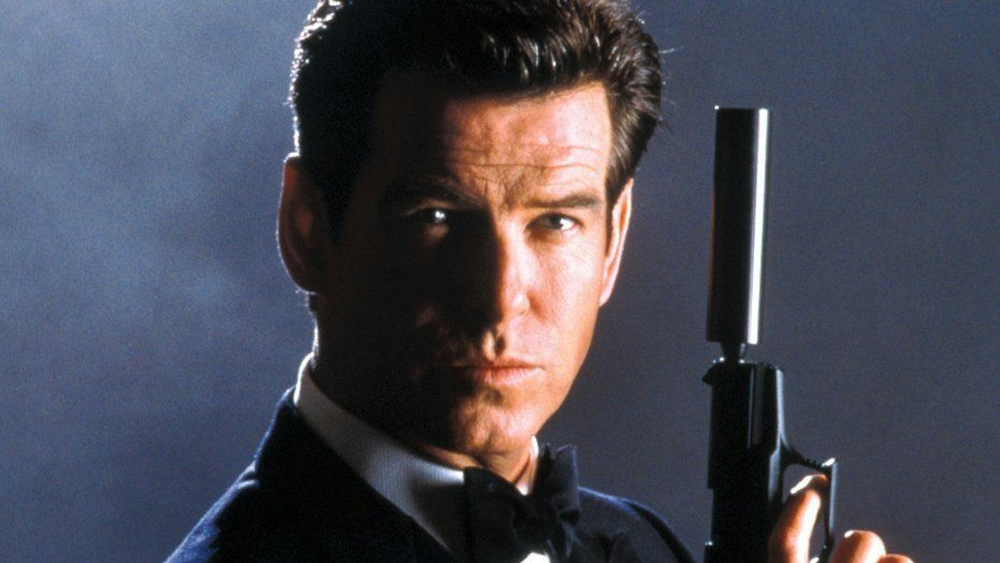 Pierce Brosnan posiert mit Waffe für seinen letzten Bond-Film „Stirb an einem anderen Tag“.