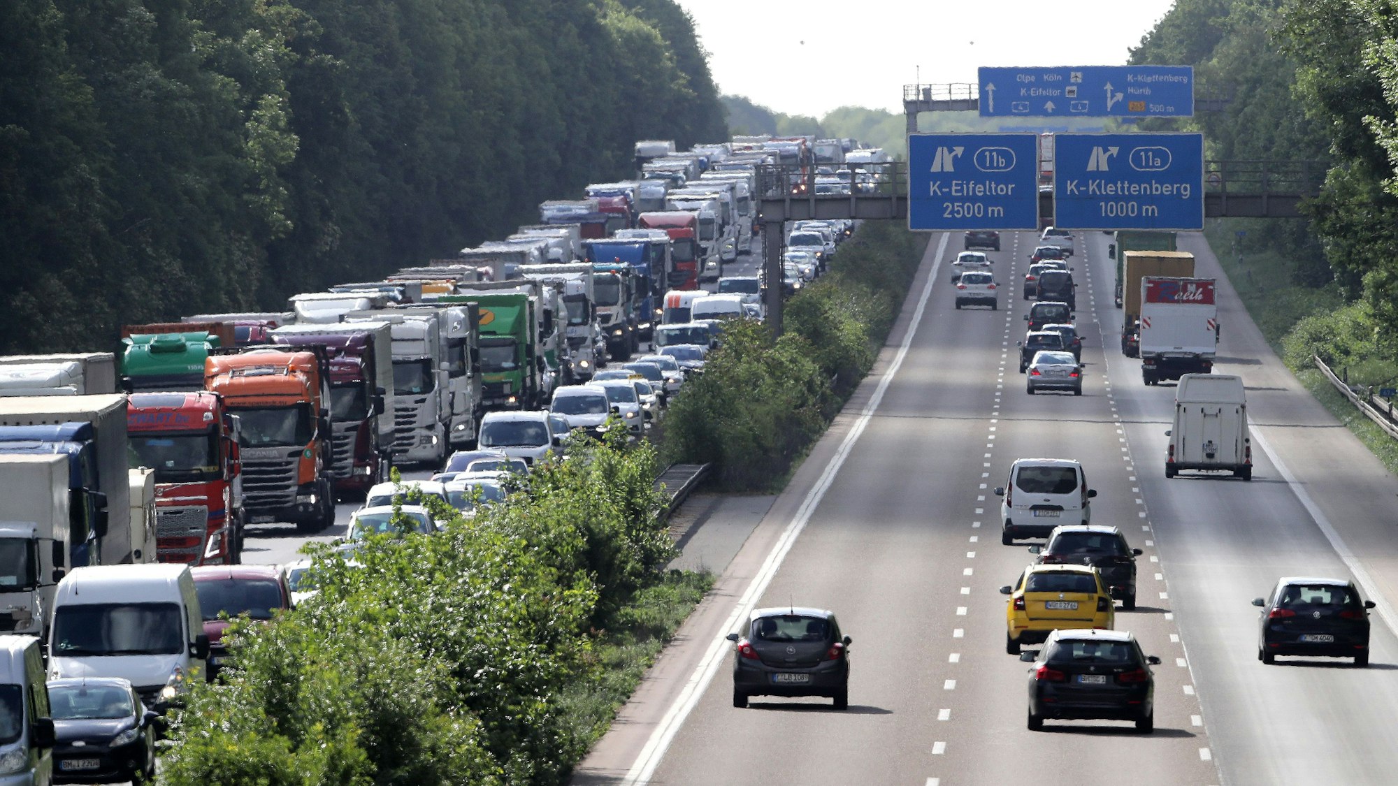 Stau und fließender Verkehr auf den beiden Seiten der A4 in Köln.