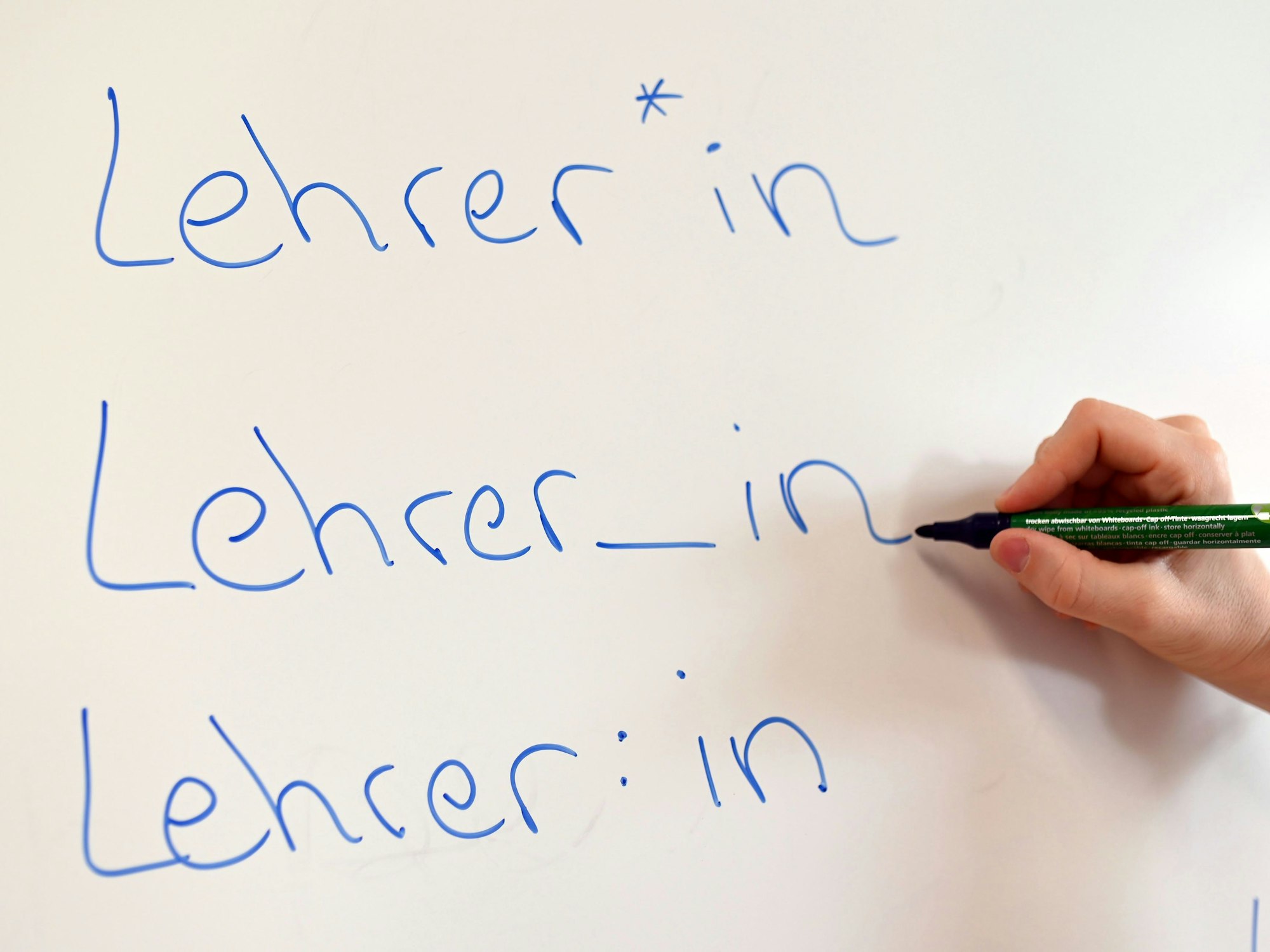 Das Wort Lehrer in gendersensibler Sprache auf einem Whiteboard