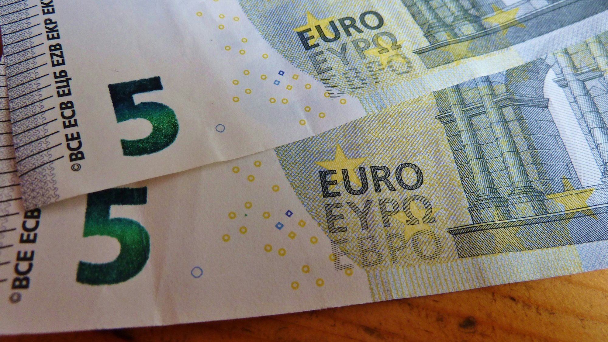 Zwei 5-Euro-Scheine liegen auf einem Tisch. Symbolbild