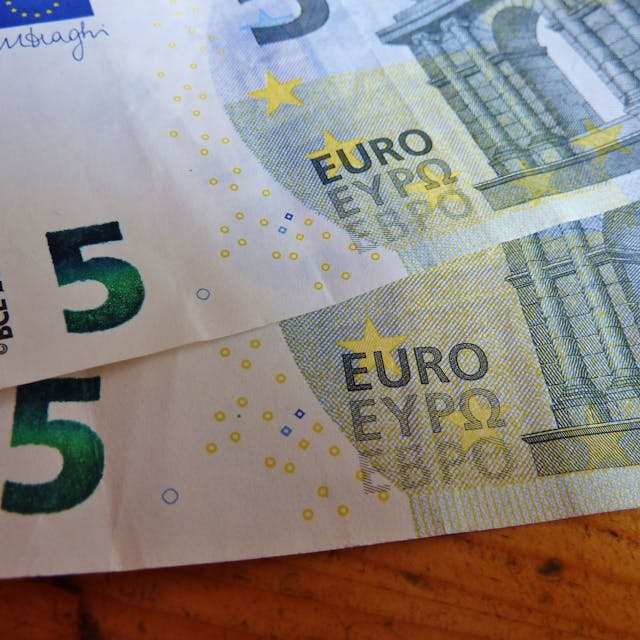 Zwei 5-Euro-Scheine liegen auf einem Tisch. Symbolbild