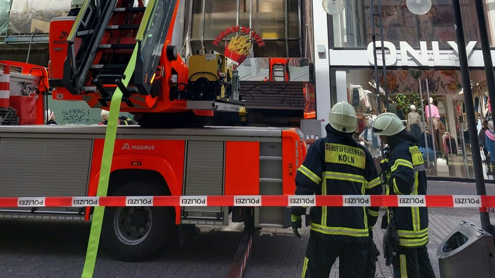 Auf der Schildergasse musste die Kölner Feuerwehr ausrücken.