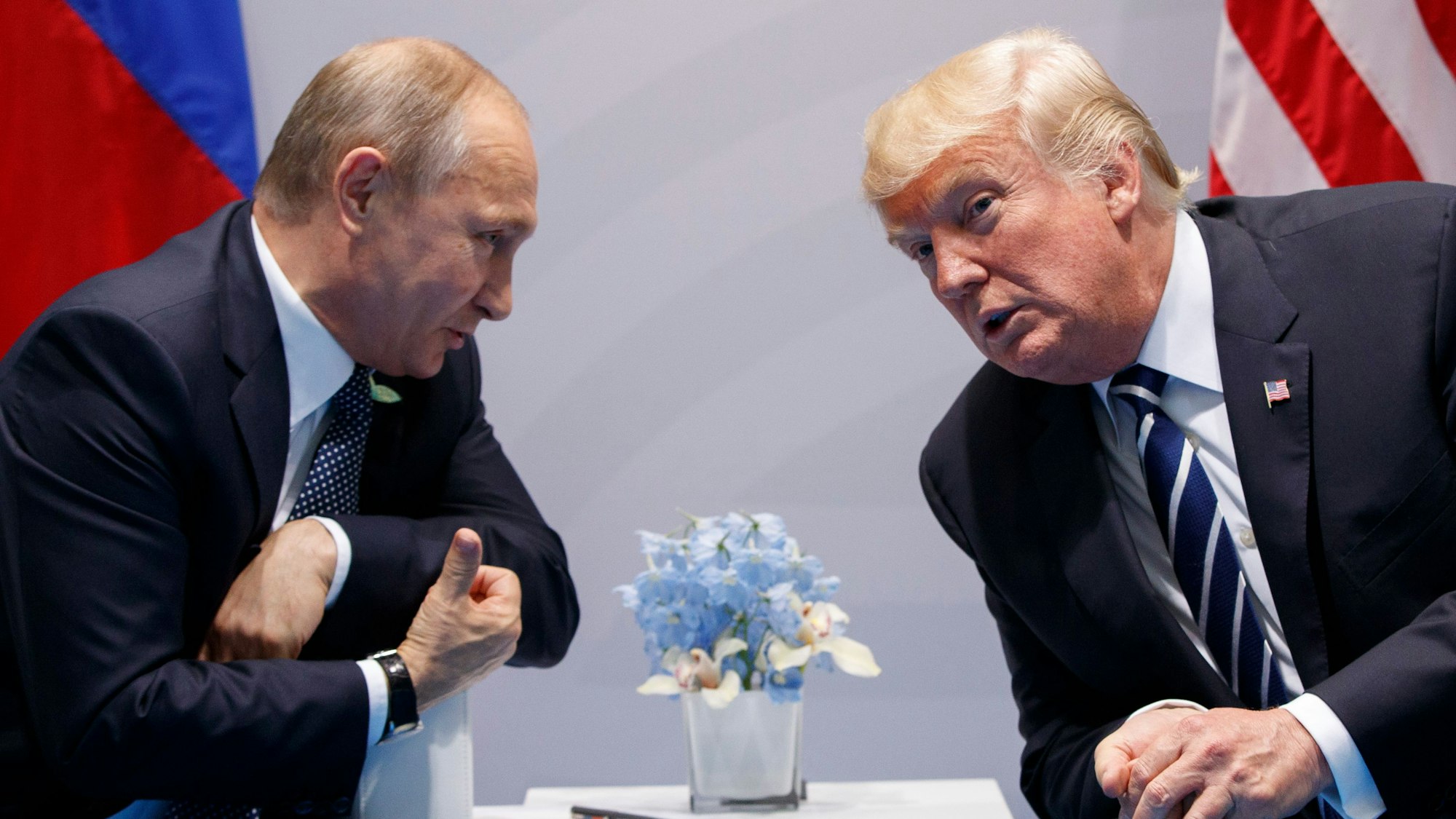 Dass sich Wladimir Putin und Donald Trump, wie auf diesem Bild beim G20-Gipfel 2017 in Hamburg, auf deutschem Boden treffen, ist anno 2024 unvorstellbar. Sollte Trump die US-Wahl im Herbst allerdings gewinnen, ist eine Annäherung zwischen der USA und Russland nicht auszuschließen. (Archivbild)
