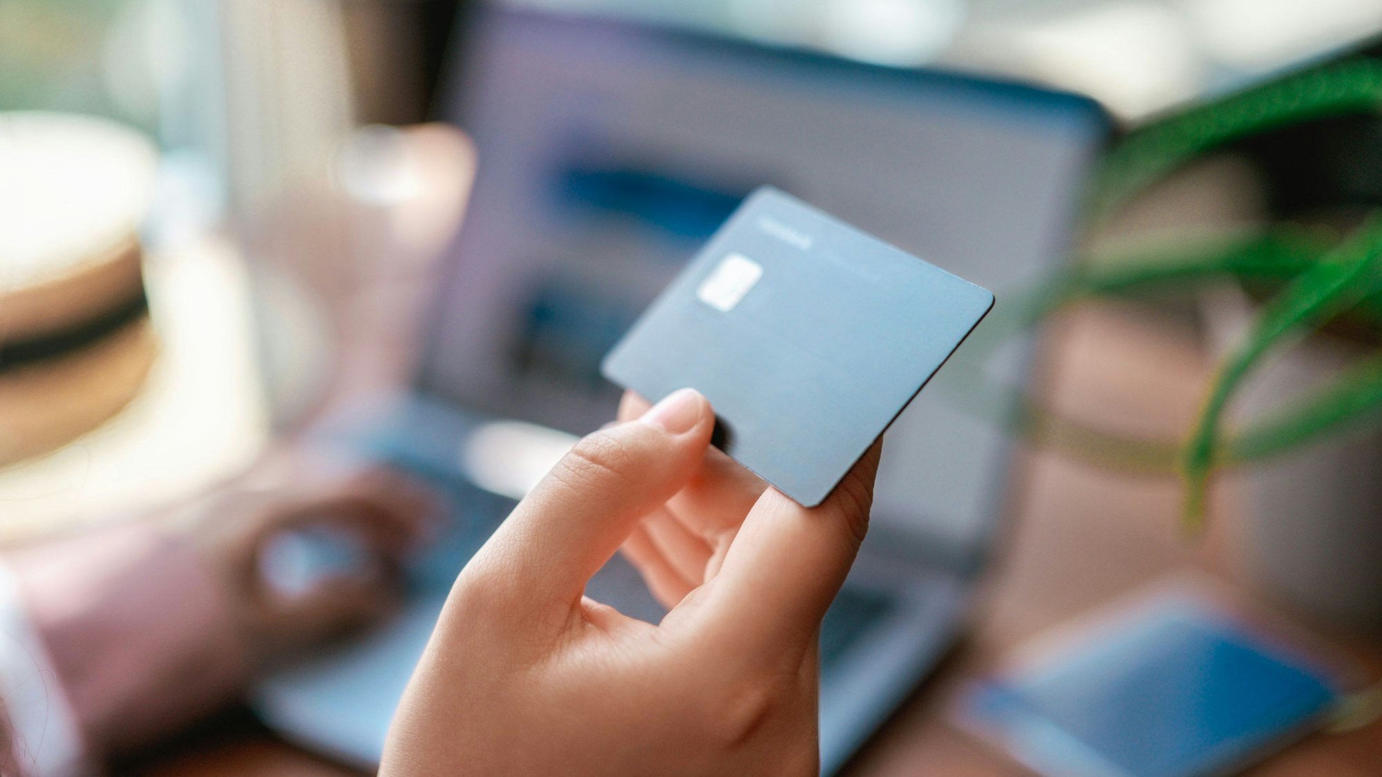 Kreditkarte zur Bezahlung einer Online-Buchung