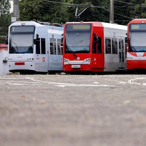 Vier KVB-Bahnen stehen auf einem Betriebsgelände in Köln-Müngersdorf am RheinEnergie-Stadion
