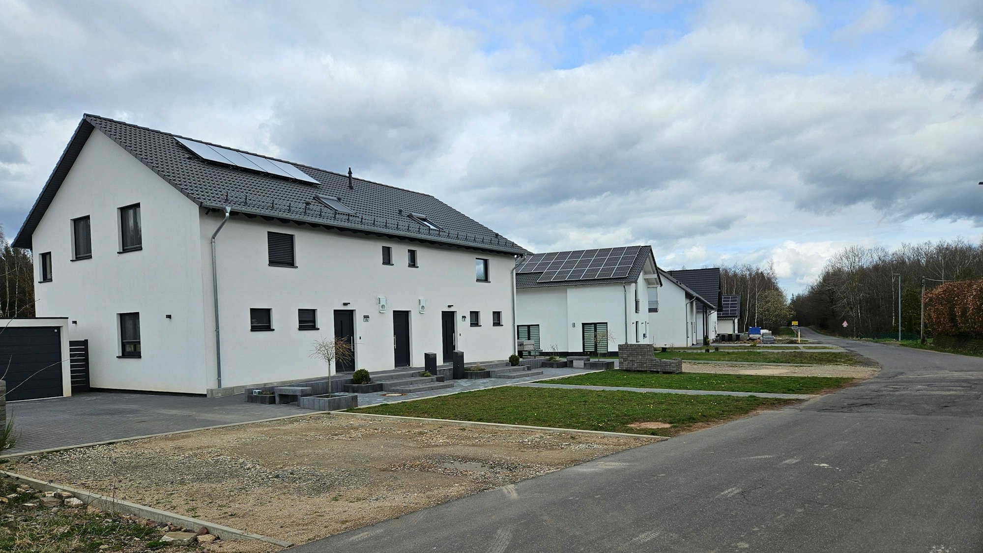 Blick auf einige Häuser in einem Neubaugebiet in Broich.