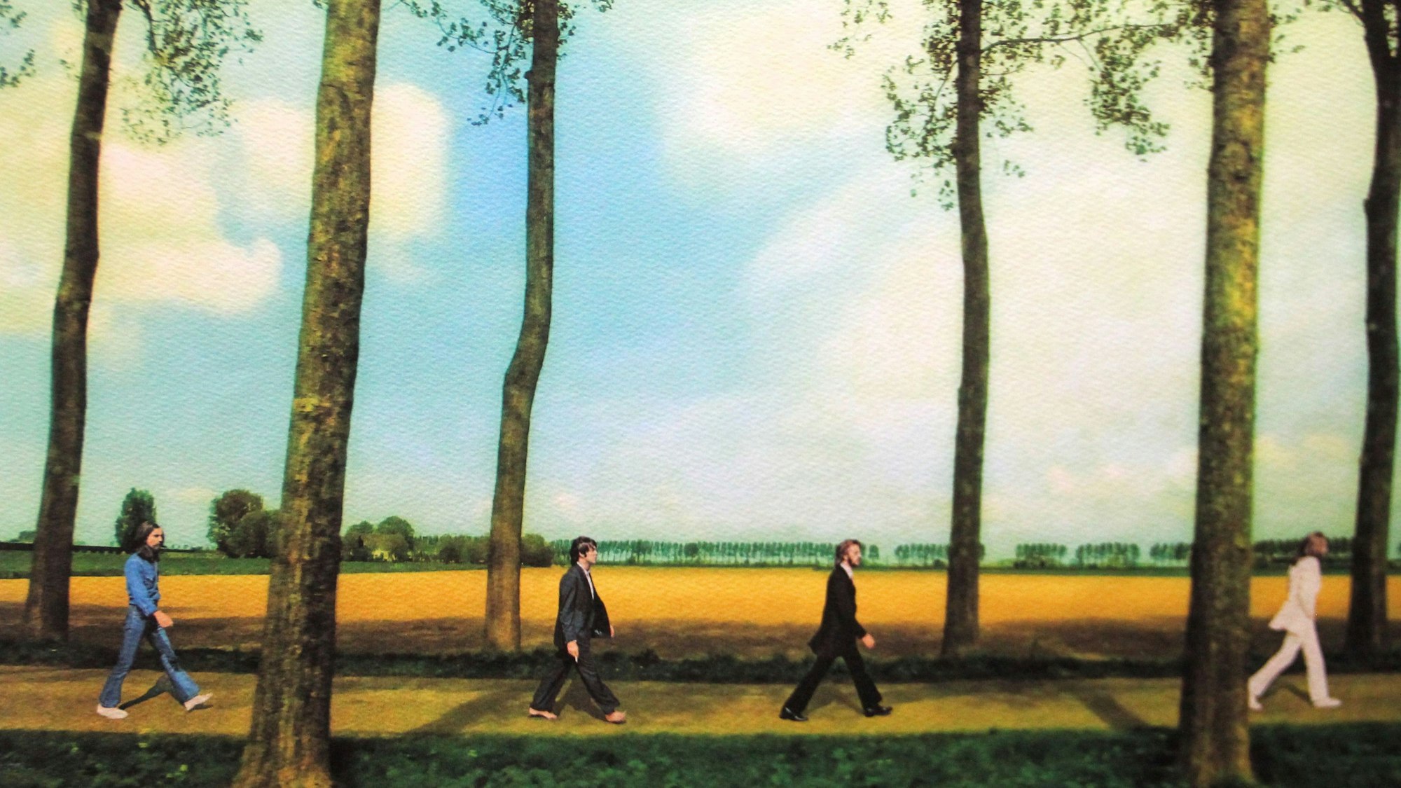 Ein Gemälde zeigt vier Männer, die hintereinander über eine Baumallee laufen. Es sollen die Beatles sein.