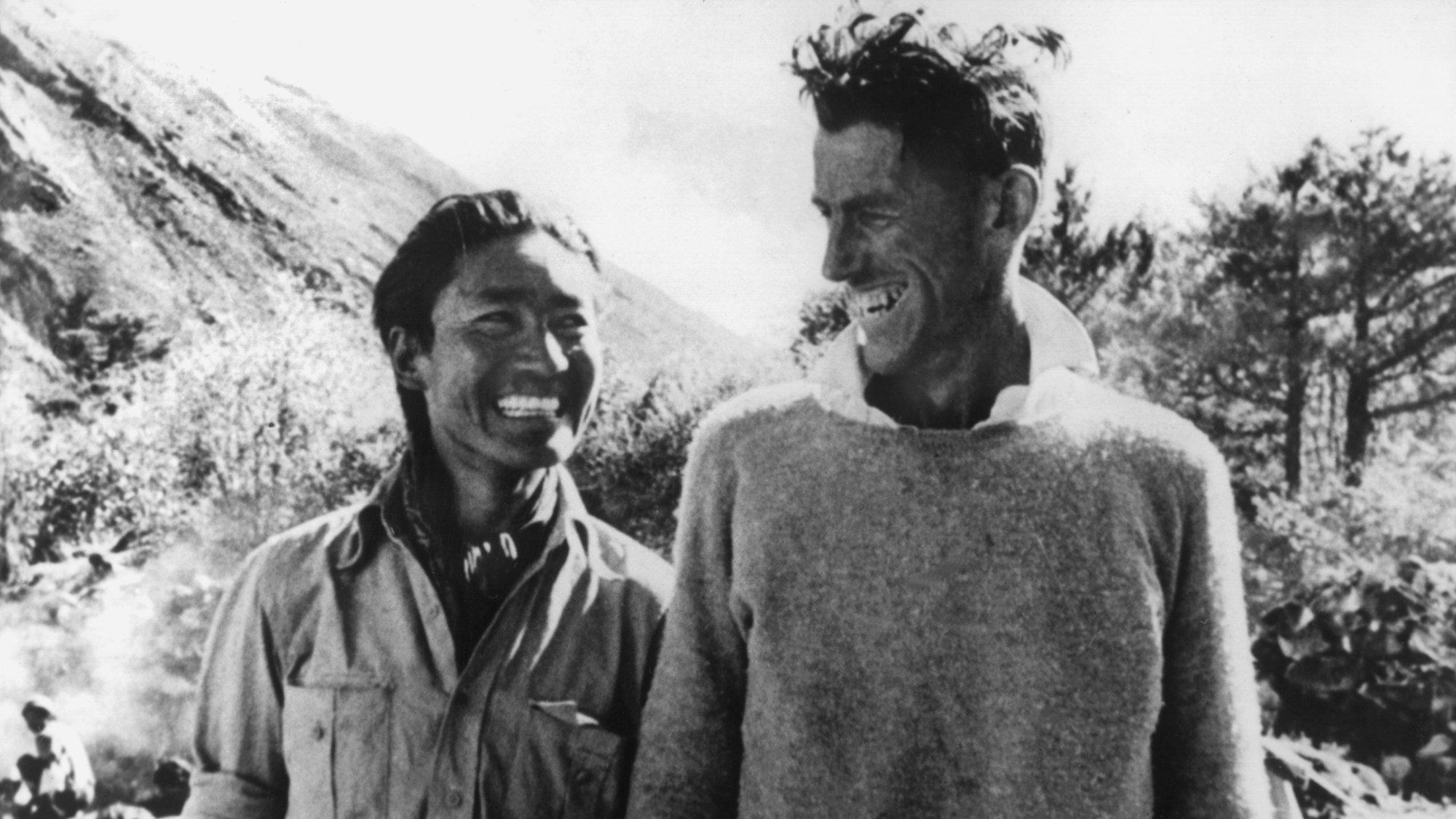 Der neuseeländische Bergsteiger Edmund Hillary (r) mit dem Sherpa Tenzing Norgay (auch "Tiger des Schnees" genannt), der ihn bei der Erstbesteigung des Mount Everest 1953 begleitete.