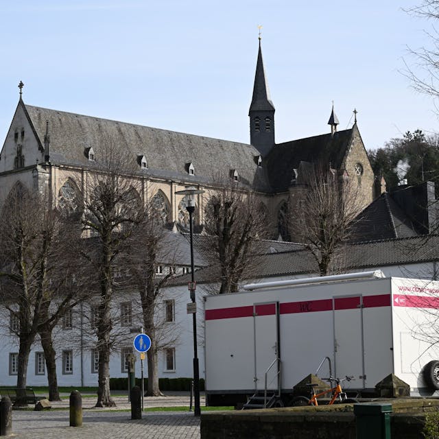 Ein mobiler Toilettenwagen steht vor der Jugendbildungsstätte Haus Altenberg. Im Hintergrund der Altenberger Dom.
