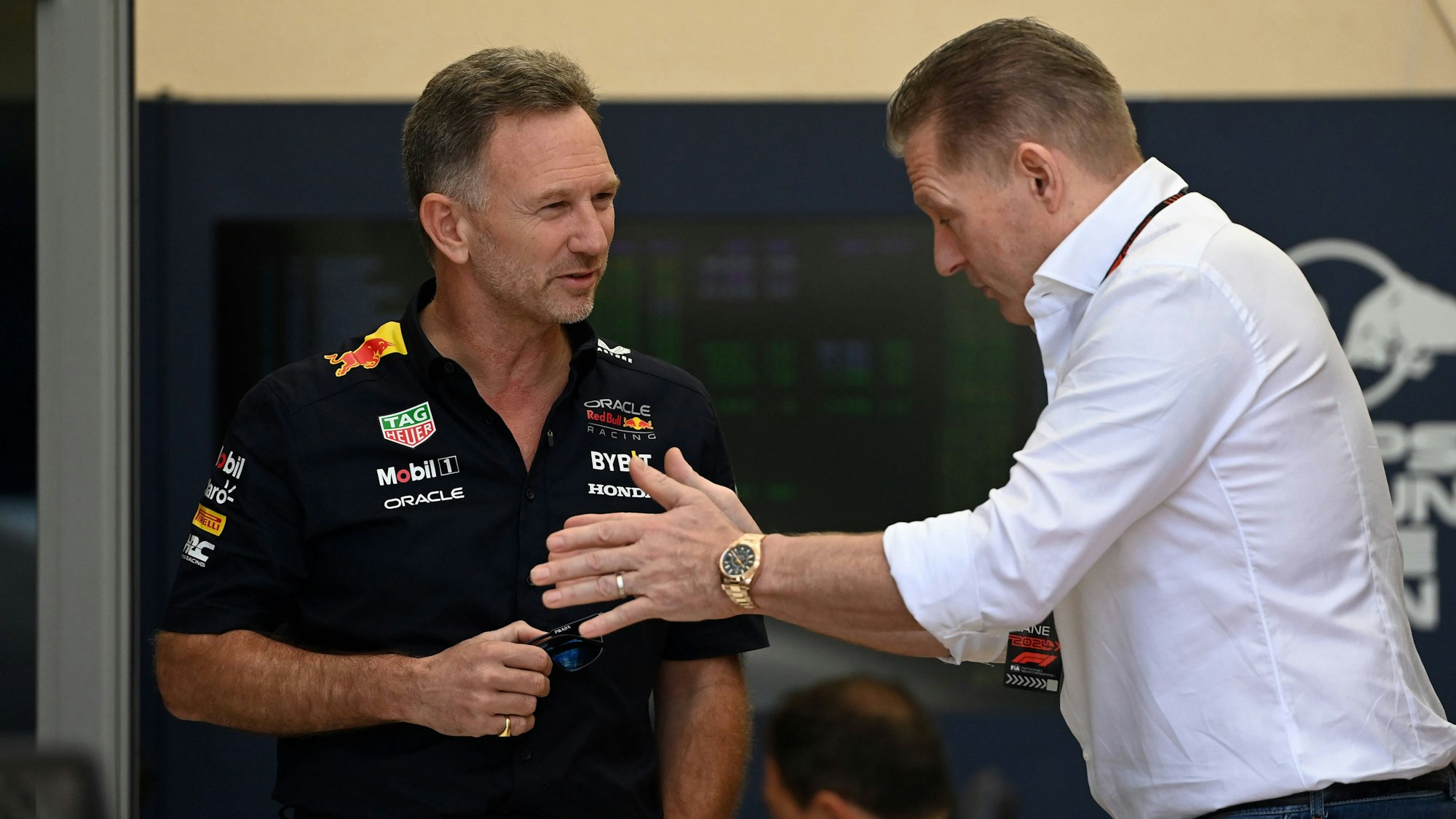 Red-Bull-Teamchef Christian Horner (l.) und Jos Verstappen unterhalten sich.
