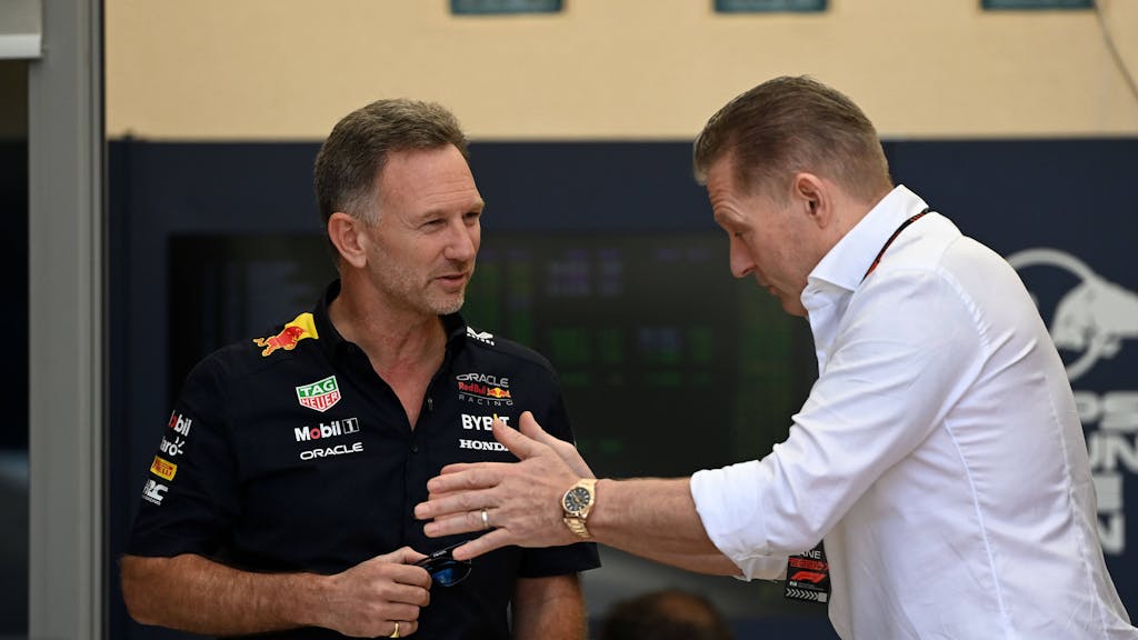 Red-Bull-Teamchef Christian Horner (l.) und Jos Verstappen unterhalten sich.&nbsp;
