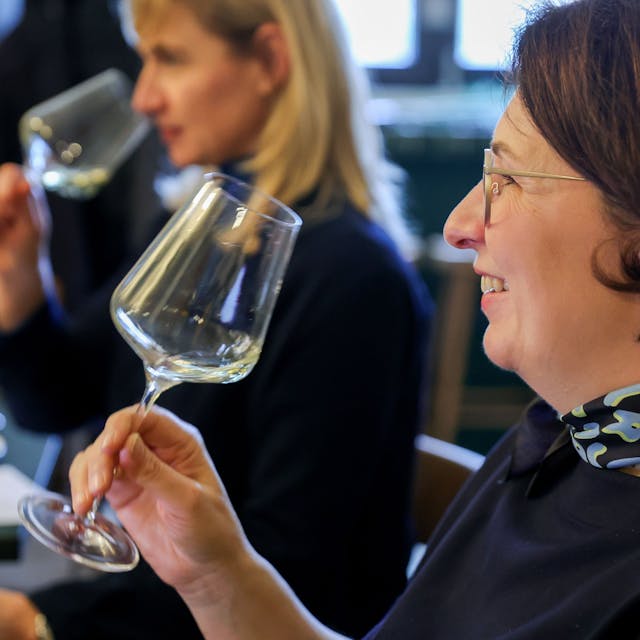 Romana Echensperger hält ein Glas Wein in der Hand