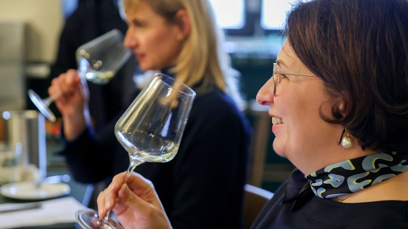 Romana Echensperger hält ein Glas Wein in der Hand