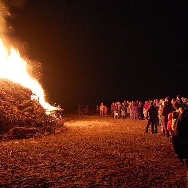 Das traditionelle Osterfeuer im kleinen Dorf Imbach in Bergisch Gladbach.