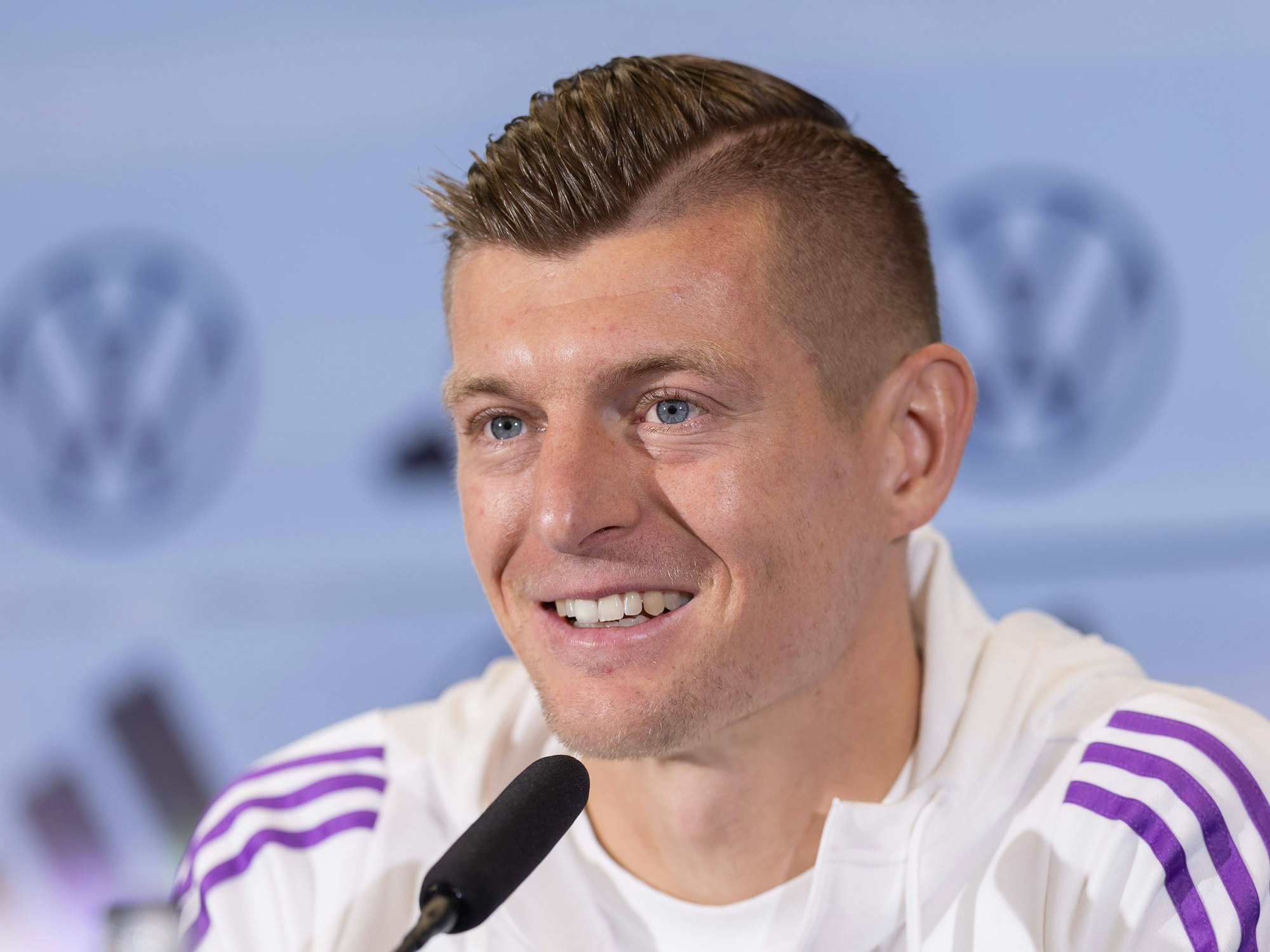 Toni Kroos spricht bei einer Pressekonferenz der deutschen Nationalmannschaft