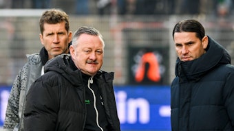 Geschaeftsführer Roland Virkus von Borussia Mönchengladbach steht neben Trainer Gerardo Seoane.