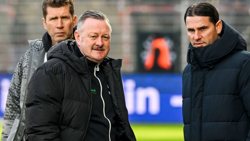 Geschaeftsführer Roland Virkus von Borussia Mönchengladbach steht neben Trainer Gerardo Seoane.