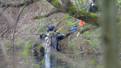 Polizeitaucher ziehen eine Leiche aus einem See im baden-württembergischen Bad Schönborn bei Karlsruhe. Dort wurde die Mutter einer toten Frau entdeckt, die vor wenigen Tagen am Rheinufer gefunden wurde.