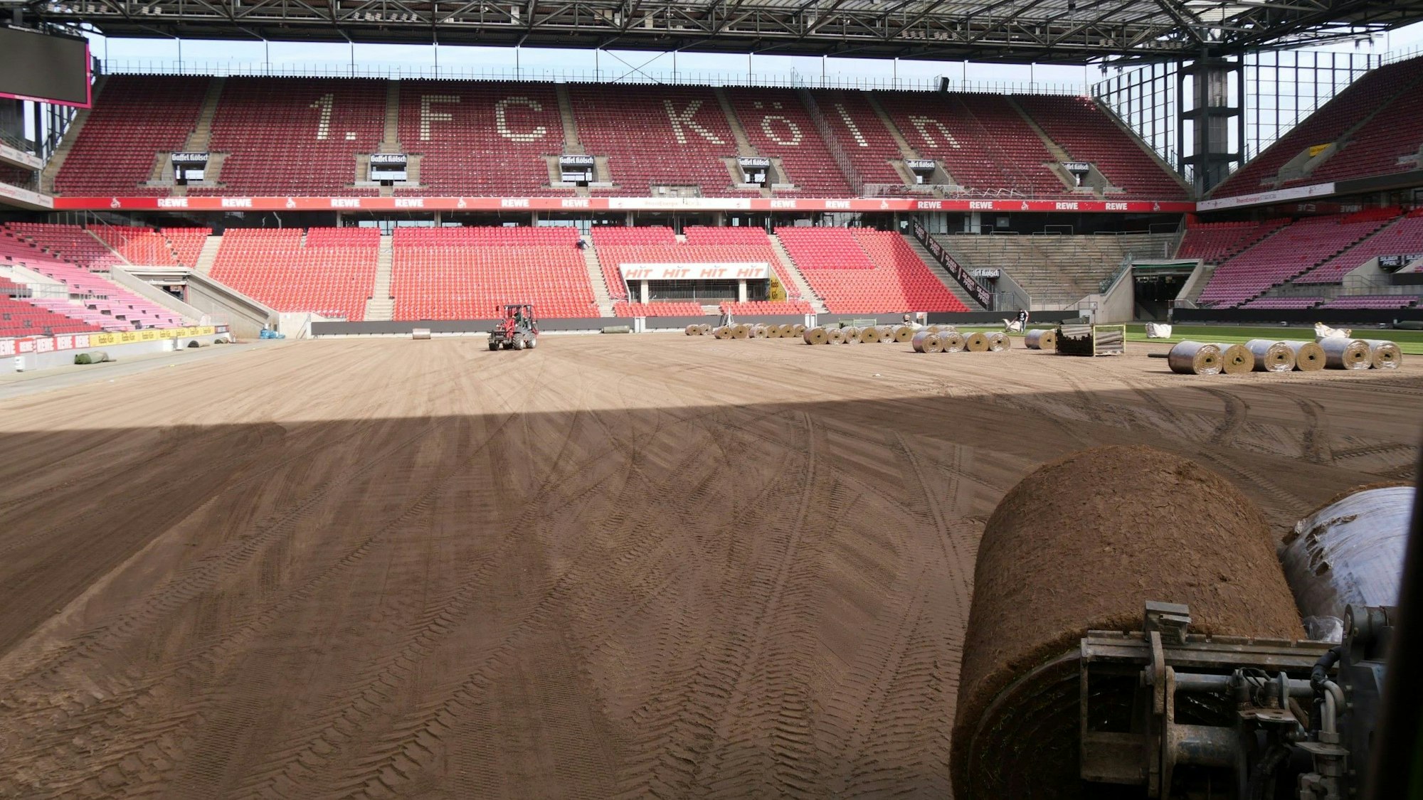 Verlegung eines neuen Rasens im Rhein-Energie-Stadion.